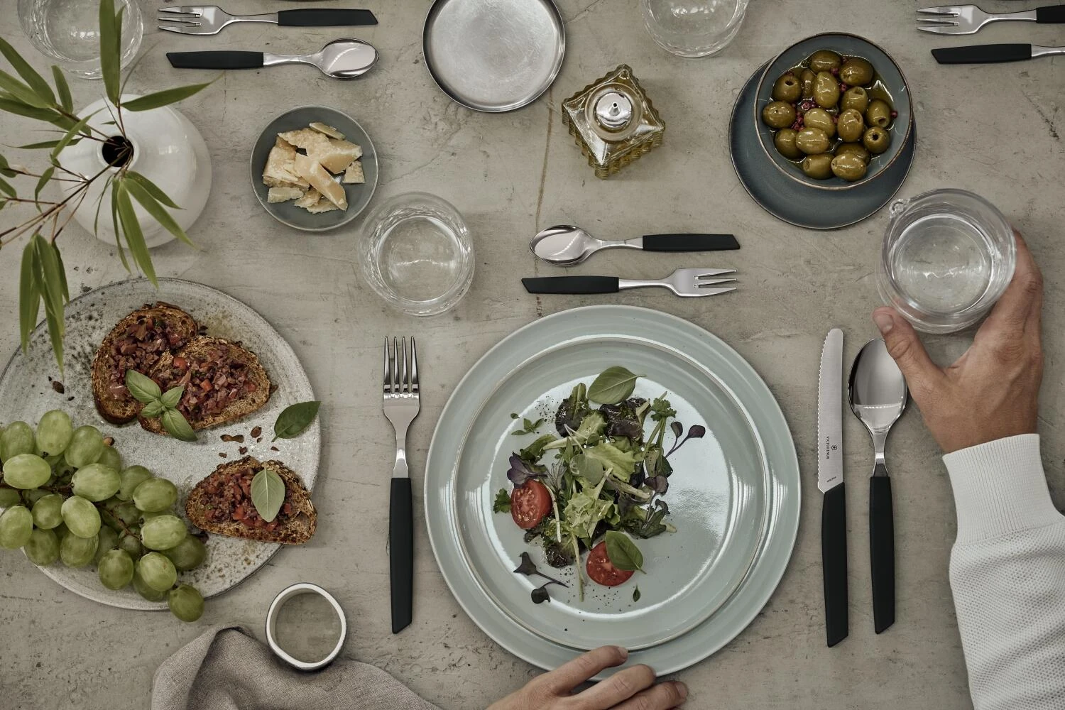 Victorinox Swiss Modern Besteck-Set Mit Tomatenmessern, 12-teilig, Schwarz 6 Victorinox Swiss Modern Besteck-Set Mit Tomatenmessern, 12-teilig, Schwarz - Image 4