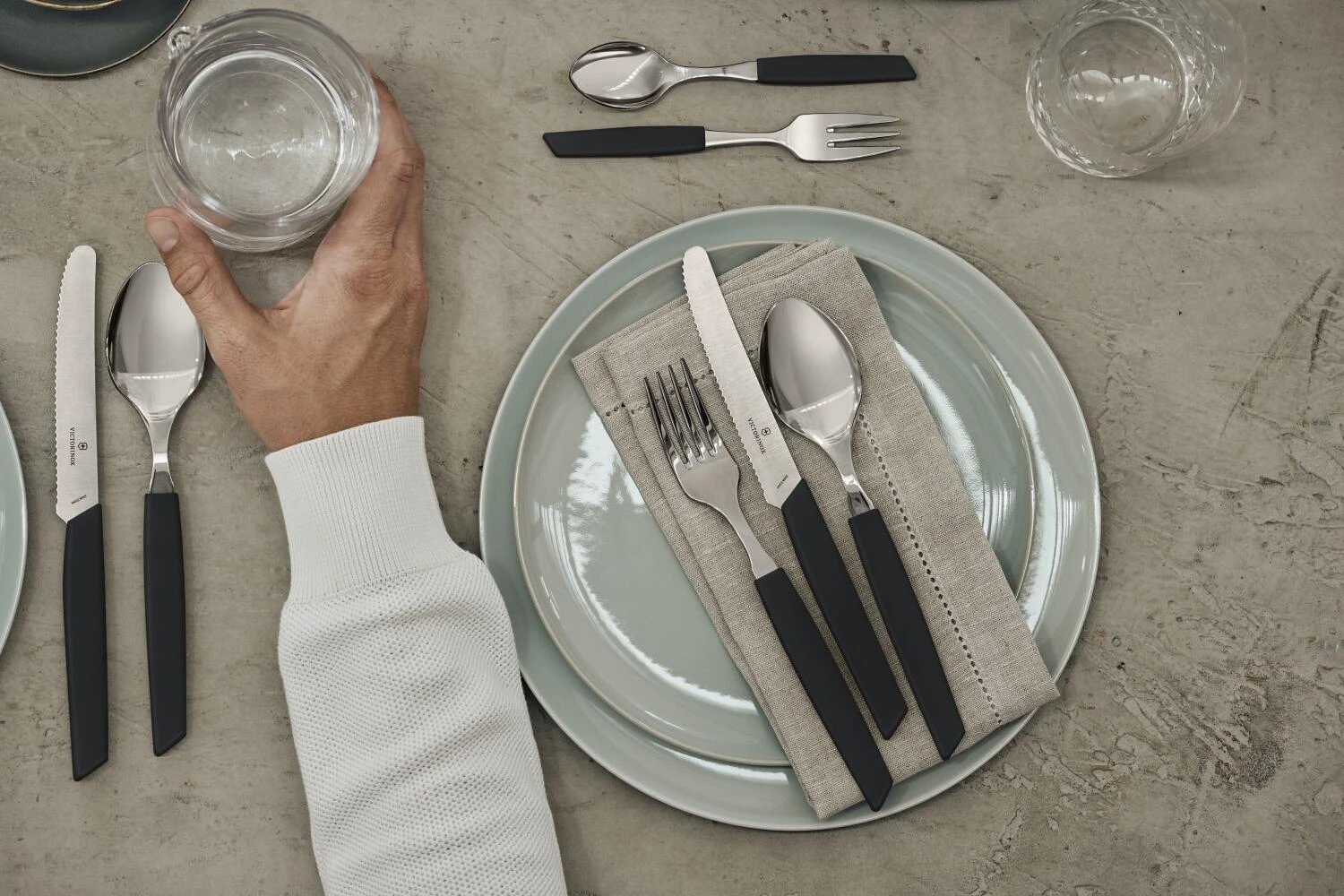 Victorinox Swiss Modern Besteck-Set Mit Tomatenmessern, 12-teilig, Schwarz 4 Victorinox Swiss Modern Besteck-Set Mit Tomatenmessern, 12-teilig, Schwarz - Image 2