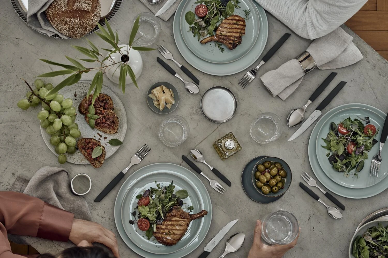 Victorinox Swiss Modern Besteck-Set Mit Steakmessern, 24-teilig, Schwarz 6 Victorinox Swiss Modern Besteck-Set Mit Steakmessern, 24-teilig, Schwarz - Image 4