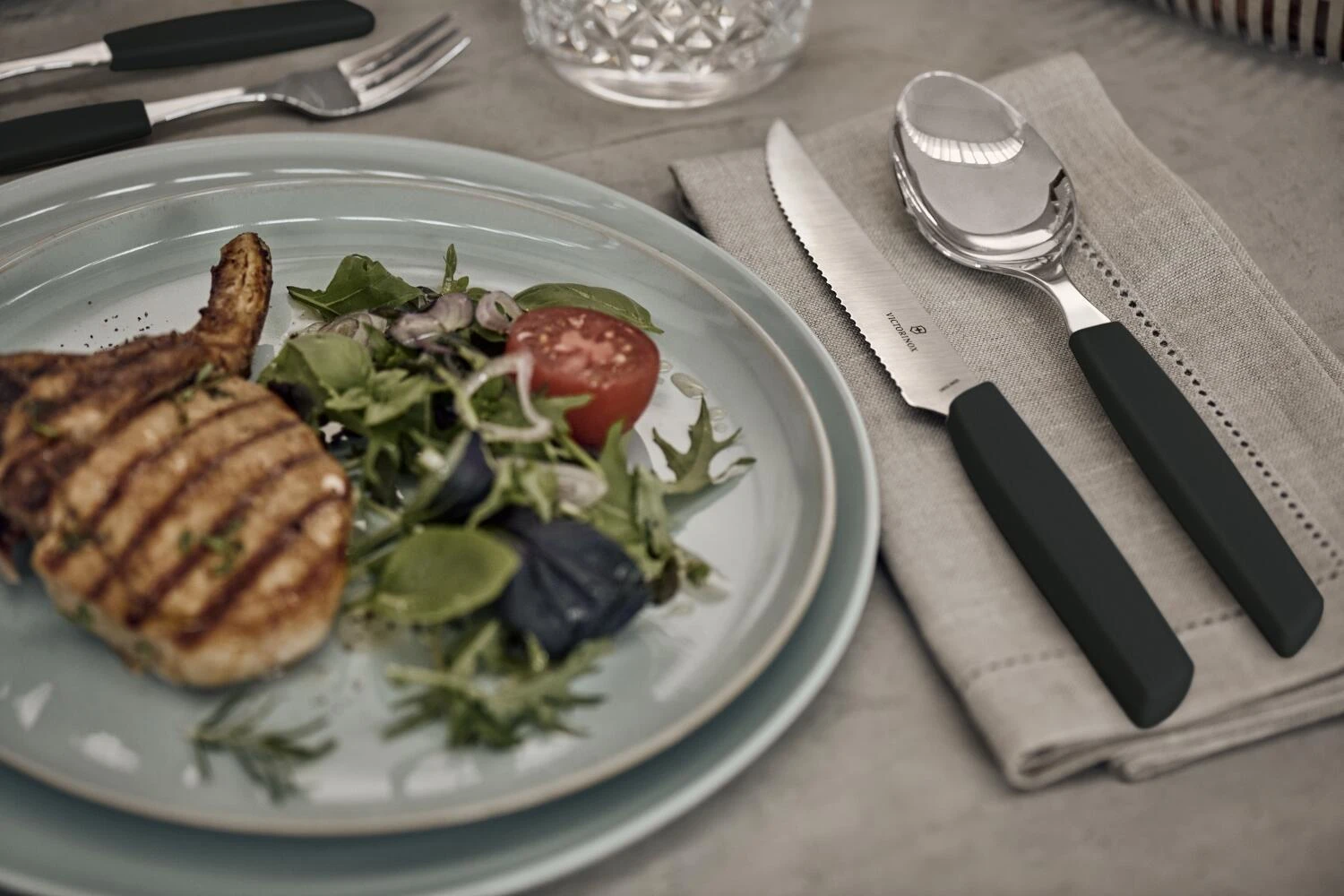 Victorinox Swiss Modern Besteck-Set Mit Steakmessern, 24-teilig, Schwarz 5 Victorinox Swiss Modern Besteck-Set Mit Steakmessern, 24-teilig, Schwarz - Image 3