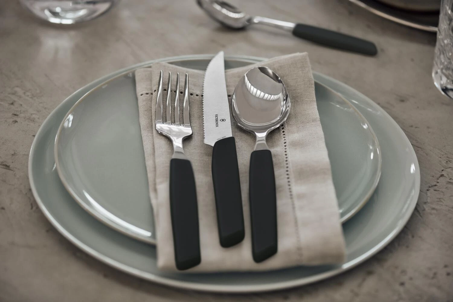 Victorinox Swiss Modern Besteck-Set Mit Steakmessern, 24-teilig, Schwarz 4 Victorinox Swiss Modern Besteck-Set Mit Steakmessern, 24-teilig, Schwarz - Image 2