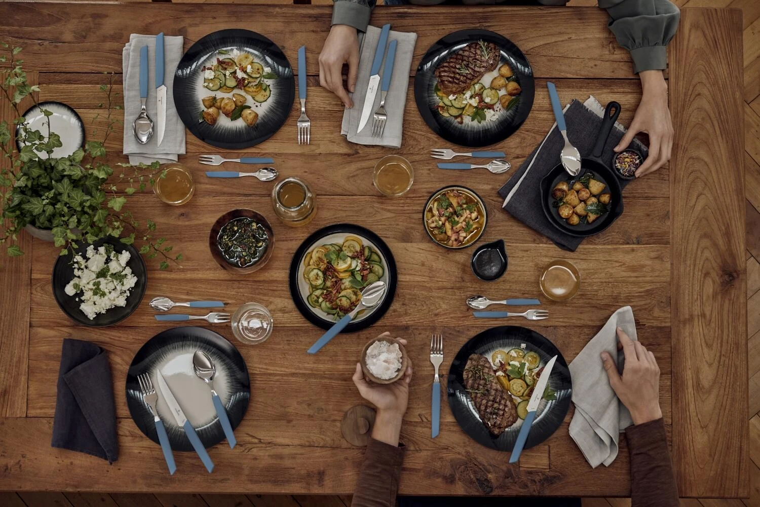 Victorinox Swiss Modern Besteck-Set Mit Steakmessern, 24-teilig, Kornblumen-blau 6 Victorinox Swiss Modern Besteck-Set Mit Steakmessern, 24-teilig, Kornblumen-blau - Image 4