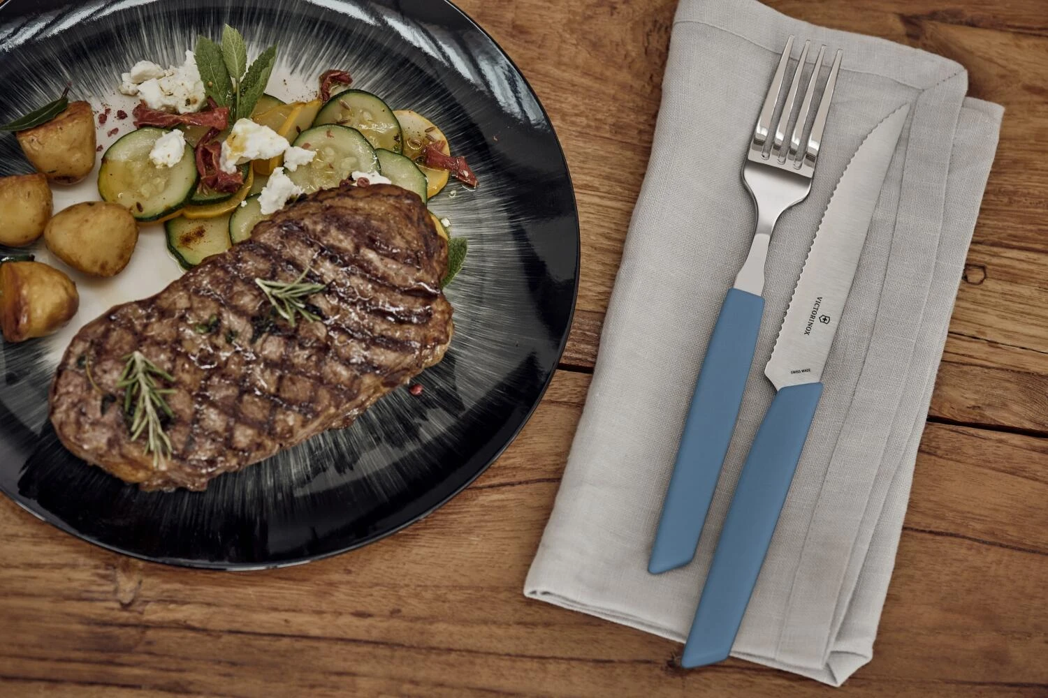 Victorinox Swiss Modern Besteck-Set Mit Steakmessern, 24-teilig, Kornblumen-blau 5 Victorinox Swiss Modern Besteck-Set Mit Steakmessern, 24-teilig, Kornblumen-blau - Image 3